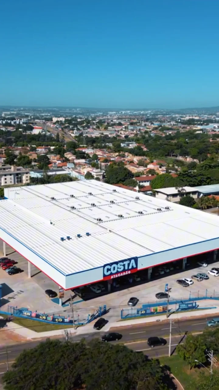 Vista aérea do Costa Atacadão com os climatizadores instalados na cobertura
